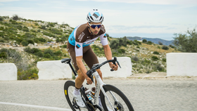 Tay đua Mikael Cherel của đội AG2R La Mondiale,