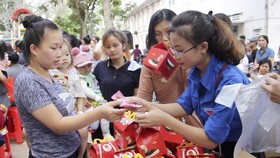 Mang tết đến cho bệnh nhi Bệnh viện Nhi Đồng 2