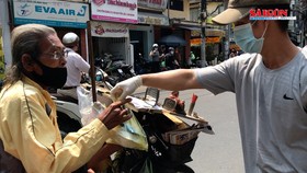 Hỗ trợ người bán vé số trong thời gian nghỉ bán vì Covid-19