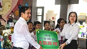 Trường THCS Phan Văn Trị quyên góp 95,5 triệu đồng và 10.000 quyển tập hỗ trợ đồng bào miền Trung
