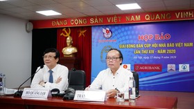 Ông Hồ Quang Lợi - Phó Chủ tịch thường trực Hội Nhà báo Việt Nam và ông Trần Gia Thái – Chủ tịch Liên đoàn Bóng bàn Việt Nam chủ trì cuộc họp báo.