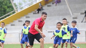 Công Vinh cùng các học trò trong một buổi tập.