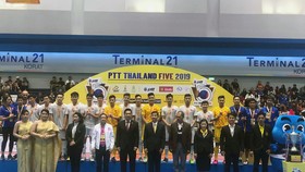 ĐT Futsal Việt Nam nhận Huy chương bạc tại lễ bế mạc. Ảnh: Đoàn Nhật