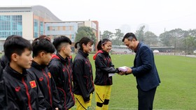 Ông Trần Quốc Tuấn thay mặt VFF lì xì cho các thành viên đội tuyển nữ Việt Nam. Ảnh: Đoàn Nhật