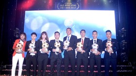 Các cầu thủ đoạt giải trong đêm Gala năm 2017. Ảnh: NGUYỄN NHÂN