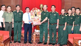 Đồng chí Nguyễn Thành Phong, Chủ tịch UBND TPHCM thăm, chúc tết Bộ Tư lệnh Quân khu 7