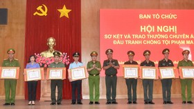 Tặng 230 triệu đồng cho ban chuyên án phá đường dây vận chuyển gần 170kg ma túy đi Hàn Quốc