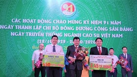 Hơn 12 tỷ đồng ủng hộ công nhân cao su và người dân miền Trung