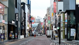 Dongsung-ro, một khu mua sắm lớn ở Daegu, cách Seoul 300 km về phía đông nam, gần như vắng người trong ngày 26-2. Nơi này nổi tiếng với những cuộc tụ họp sau giờ làm việc của người dân địa phương, nhưng sự lây lan nhanh chóng của virus Corona trong thành
