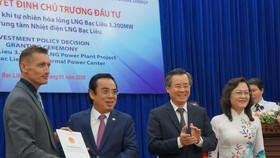 Mr. Duong Thanh Trung gives the investment policy decision to the investor of the Bac Lieu LNG-fired Power Plant project, witnessed by the Secretary of the Provincial Party Committee Nguyen Quang Duong and Deputy Secretary of Bac Lieu Provincial Party Co
