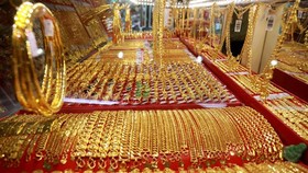 Gold surpasses VND48 million per tael