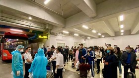 Passengers are doing boarding procedures. (Photo: SGGP)