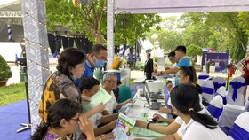 People learn about summer tours in Ho Chi Minh City. (Photo: SGGP)