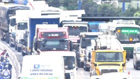 Many trucks are empty on their inbound trip. (Photo: SGGP)