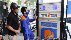Fuel prices are kept unchanged or slightly lowered in this adjustment. (Photo: SGGP)