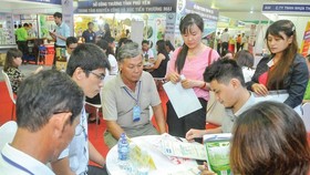 Enterprises and manufacturers meet at the conference to connect supply and demand of goods between HCMC and provinces in 2019. (Photo: SGGP)