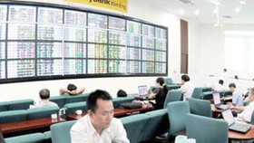 Blue-chip stocks buoy VN-Index, market liquidity increases heavily