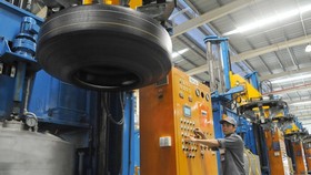 The production of car tire inner tubes at Casumina Company. (Photo: SGGP)
