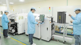 Producing electronic components at Dien Quang Lamp Joint Stock Company. (Photo: SGGP)