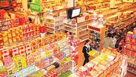 Types of sweetmeats in the country are now more and more plentiful, diverse, and eye-catching. (Photo: SGGP)