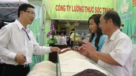 The representative of a rice producer introduces high-quality rice varieties of Soc Trang Province. (Photo: SGGP)