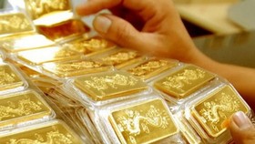 Gold drops sharply
