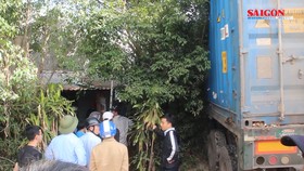 Xe đầu kéo lao vào 2 ngôi nhà có 5 người đang ngủ say