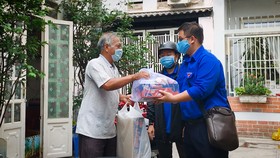 Mang nhu yếu phẩm đến tận nhà, hỗ trợ người già neo đơn chống dịch