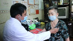 “Chúng tôi vui và cảm thấy ý nghĩa khi được khám bệnh tại nhà cho người cao tuổi”