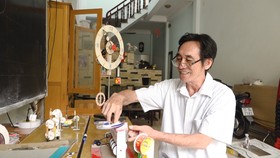 Thầy giáo sáng chế hơn 30 mô hình từ vật liệu tái chế