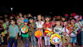H’Hen Niê, Khánh Vân, Mâu Thuỷ, Lệ Hằng, Lê Thuý tổ chức vui tết trung thu cho trẻ em buôn làng