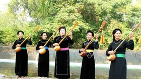 Women perfom Then signing, which is named in the list of Intangible Cultural Heritage of Humanity in 2019 (Photo: VNA)