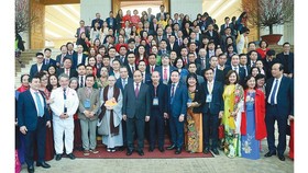 Prime Minister Nguyen Xuan Phuc and the delegation of overseas Vietnamese (OVs) at the meeting
