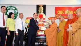 Secretary of the Ho Chi Minh City Party Committee Nguyen Thien Nhan visits the Office 2 of the Vietnam Buddhist Sangha (VBS) at the Quang Duc Monastery in District 3. (Photo: SGGP)