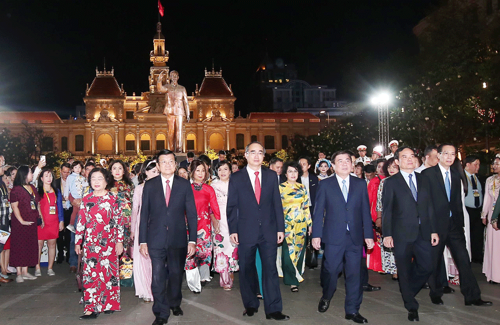 HCMC’s leaders visit Nguyen Hue Flower Street 2020. (Photo: SGGP)