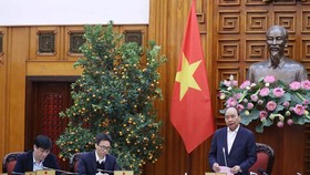Prime Minister Nguyen Xuan Phuc chairs an urgent meeting on January 27 to discuss measures against the acute respiratory disease caused by the novel coronavirus (nCoV) (Photo: VNA)