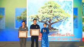 Deputy Secretary of the municipal Party Committee Vo Thi Dung presents two special prizes to artisans. (Photo: SGGP)