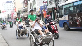 Visitors take a sightseeing tour of Nha Trang by cyclo. (Photo: baokhanhhoa)