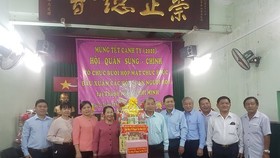 The delegation visits Sung Chinh temple.