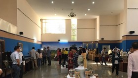 Visitors contemplate antiques in the exhibition. (Photo: SGGP)