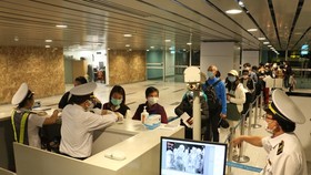The temperature checks for passengers is implemented at Da Nang International Airport.