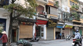 Shops close their door due to COVID-19 pandemic in a local street in Hanoi. (Photo: VNA)
