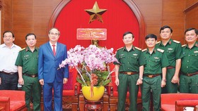 Secretary of the City’s Party Committee Nguyen Thien Nhan visits the Military Zone 7 High Command. (Photo: SGGP)