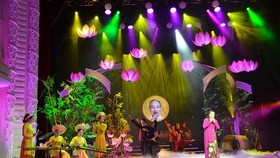 People’s Artist Thu Hien sings in the program.