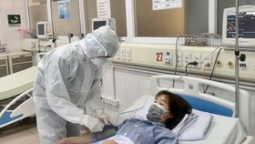 A COVID-19 patient is being treated at the National Hospital for Tropical Diseases No. 2. (Photo: VNA)