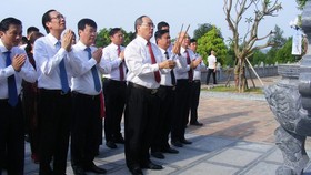 Secretary of HCMC Party Committee Nguyen Thien Nhan and the delegation offer incense to commemorate President Ho Chi Minh and his ancestors in Chung Son Temple in Nghe An Province. (Photo: SGGP)