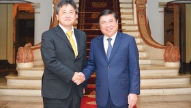 Chairman of Ho Chi Minh City People's Committee Nguyen Thanh Phong (R) and Chief Representative of the Japan International Cooperation Agency (JICA) Vietnam office, Akira Shimizu (Photo: SGGP)