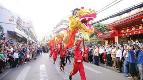 A performance of kylin and dragon dances in Nguyen Tieu Festival in China Town (Photo: SGGP)