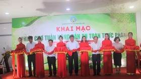 At the opening ceremony of the fair (Photo: thoibaokinhdoanh)