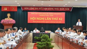 Secretary of Ho Chi Minh City Party Committee Nguyen Thien Nhan speaks at the 42nd session of the 10th-term HCMC Party Executive Committee. (Photo: SGGP)